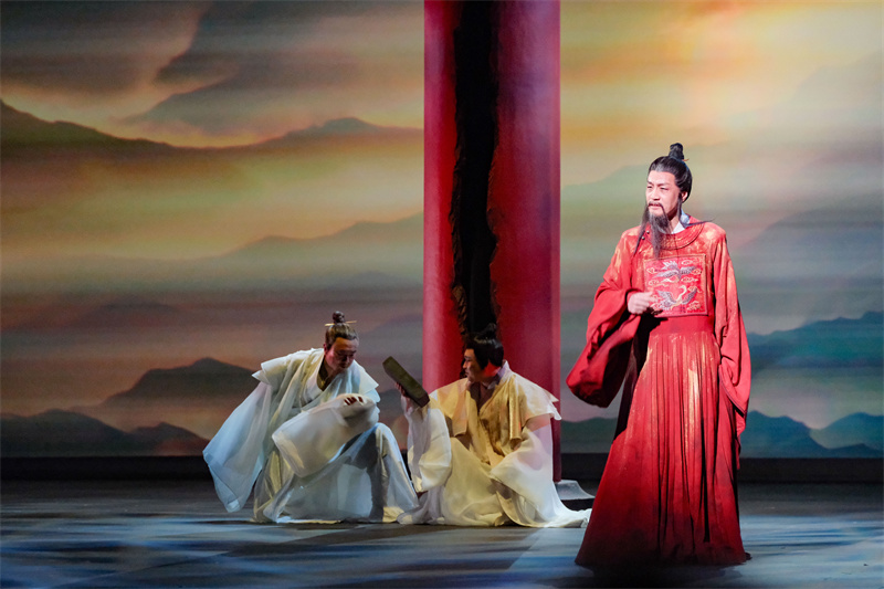 2. 话剧《张居正》剧照。（中国对外演出有限公司供图）